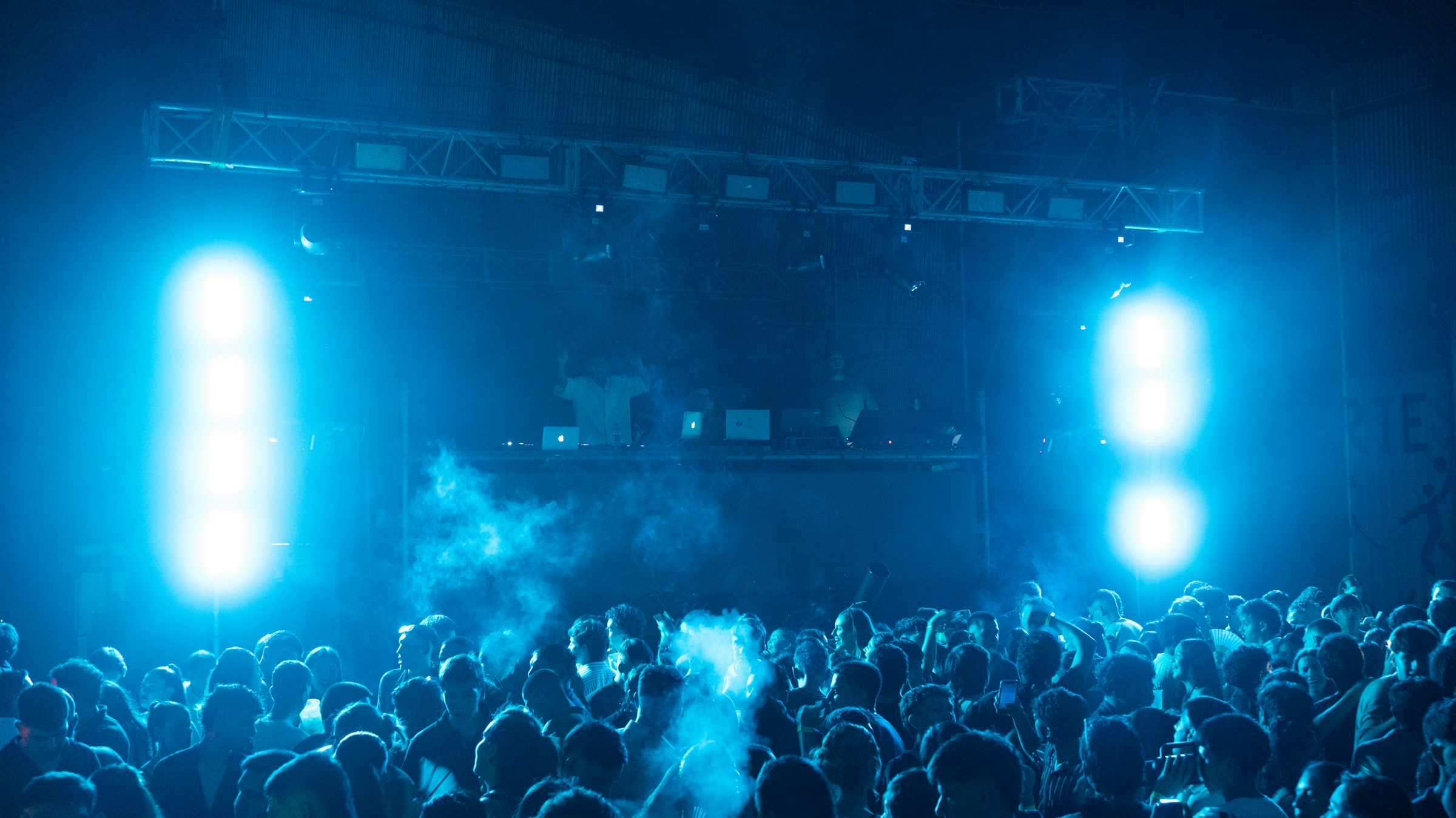Escenario e iluminación azul en un evento con público